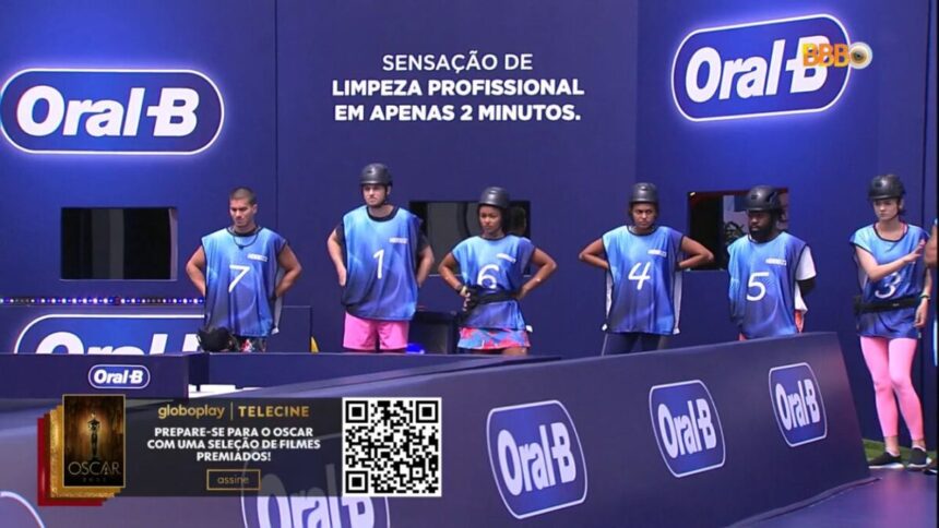 Prova do anjo do BBB 22. Participantes com coletes azul e capacetes.