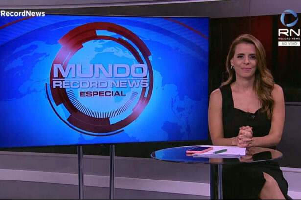 Renata Caetano nos estúdios da Record News, no comando do Mundo Record News Especial