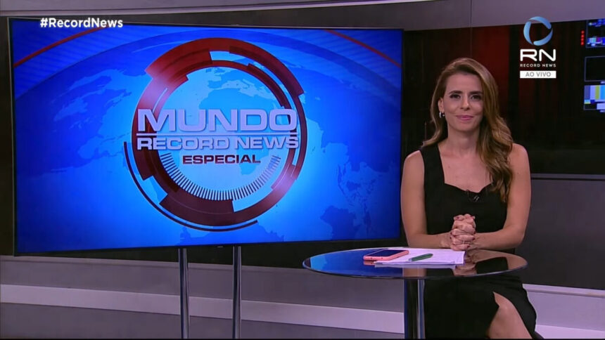 Renata Caetano nos estúdios da Record News, no comando do Mundo Record News Especial