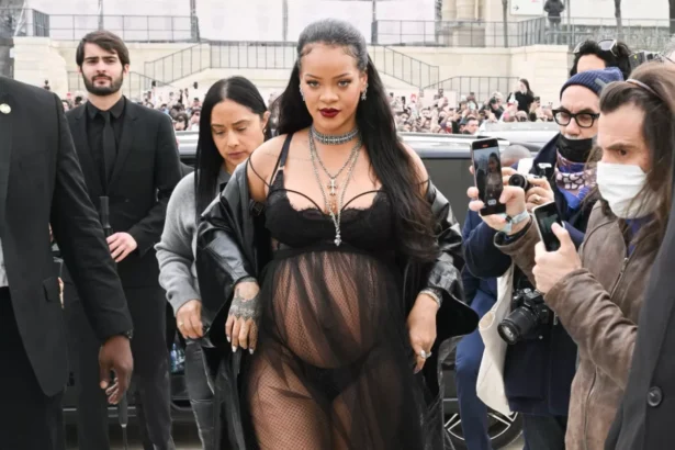 Rihanna exibe seu modelo transparente em evento da Paris Fashion Week 2022