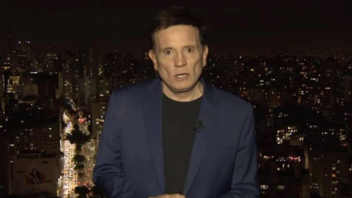 Roberto Cabrini vestido com terno azul