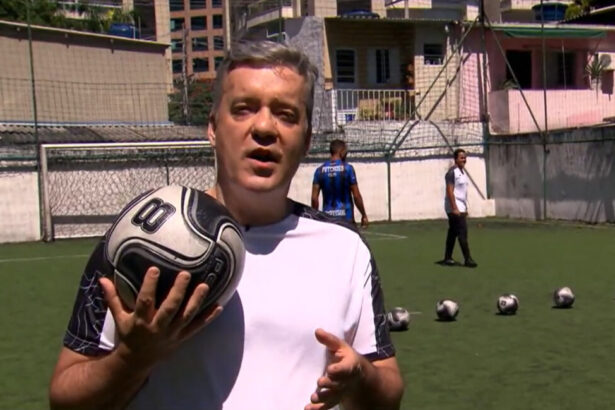 Roberto Kovalick com uma bola de futebol na mão durante trecho de reportagem para o Hora 1