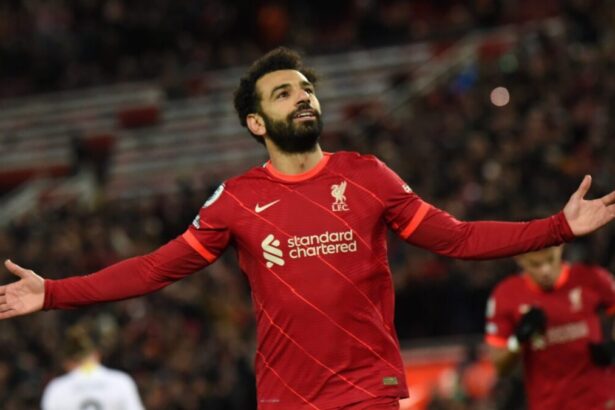 Salah comemorando um gol com a camisa do Liverpool