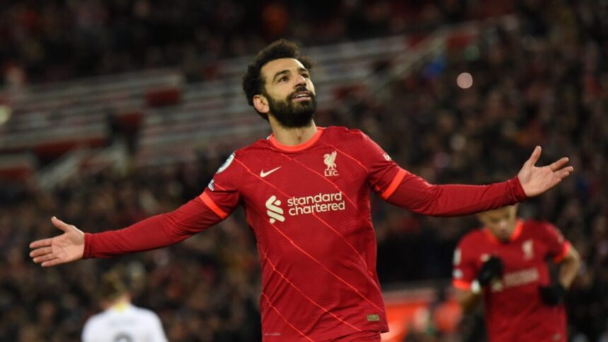 Salah comemorando um gol com a camisa do Liverpool