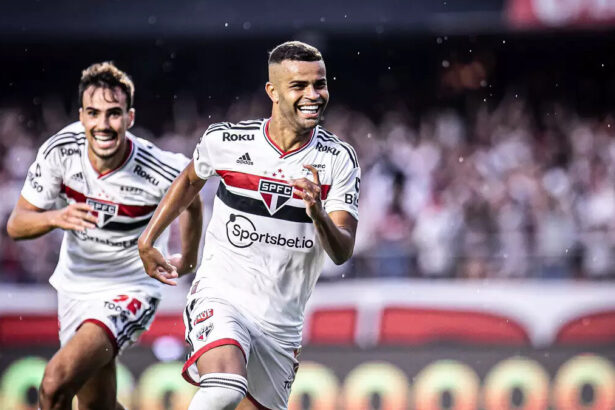 Jogadores do São Paulo comemorando gol contra o Corinthians na semifinal do Paulsitão