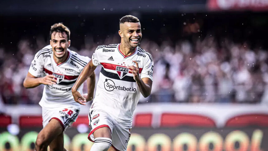 Jogadores do São Paulo comemorando gol contra o Corinthians na semifinal do Paulsitão