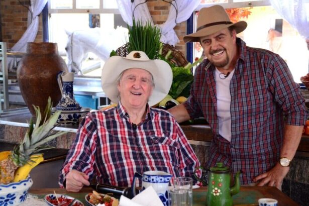 Sérgio Reis e Paulinho Del Ribeiro no cenário do programa Canto e Sabor do Brasil - episódio de 06 de março