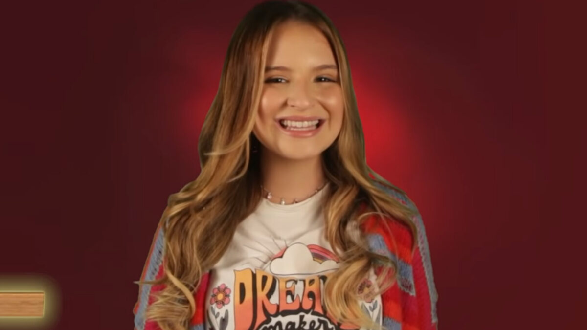 Sophia Valverde sorrindo