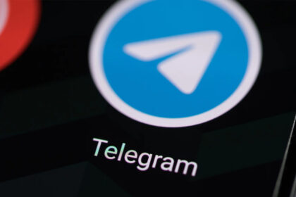 Logo do Telegram na tela de um celular