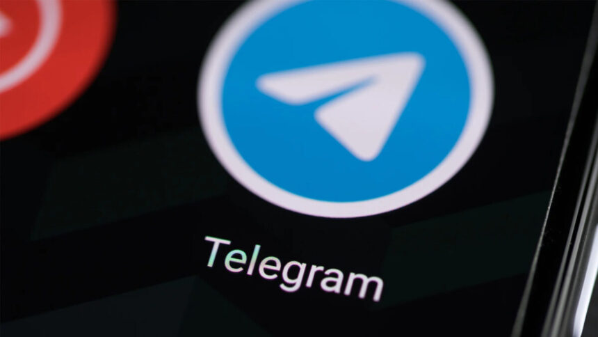 Logo do Telegram na tela de um celular