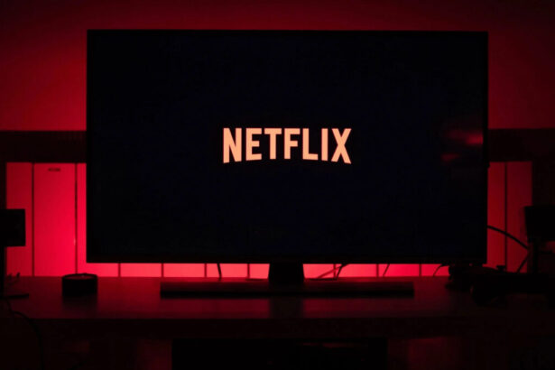 Logo da Netflix em uma televisão