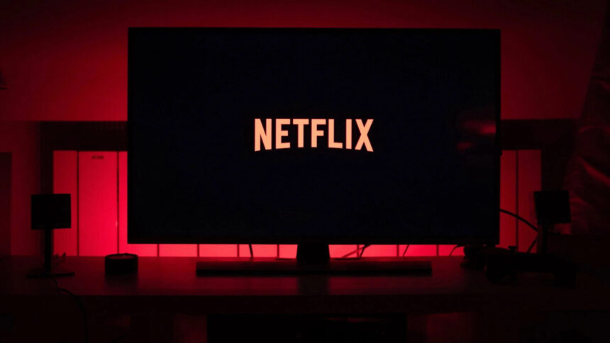 Logo da Netflix em uma televisão