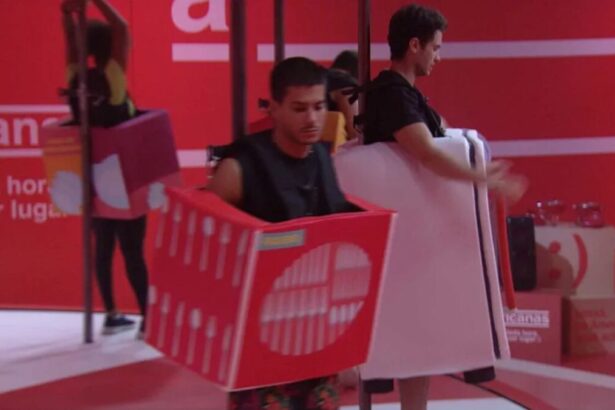 Arthur na prova do líder do BBB 22, fantasiado com um eletrodoméstico.