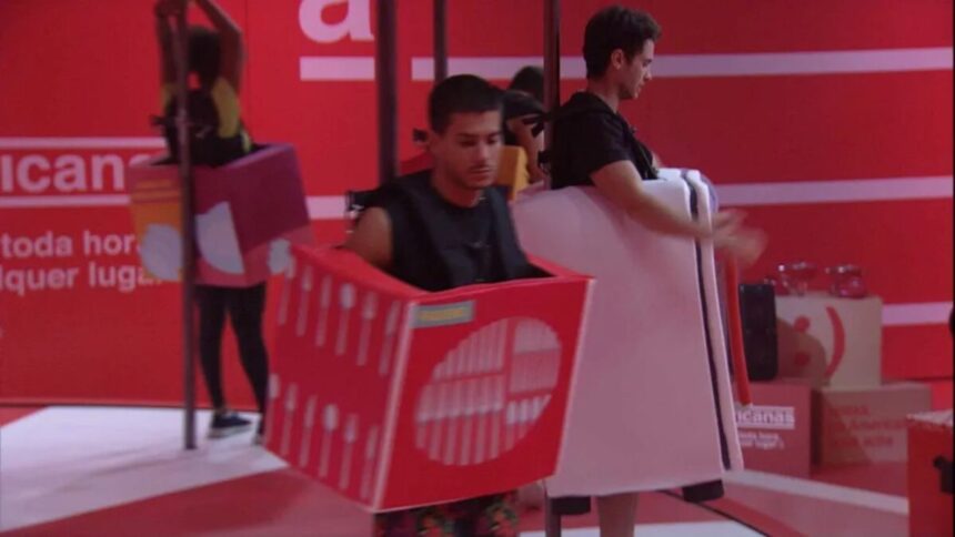 Arthur na prova do líder do BBB 22, fantasiado com um eletrodoméstico.