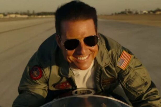 Tom Cruise em cima de uma moto em cena de Top Gun 2