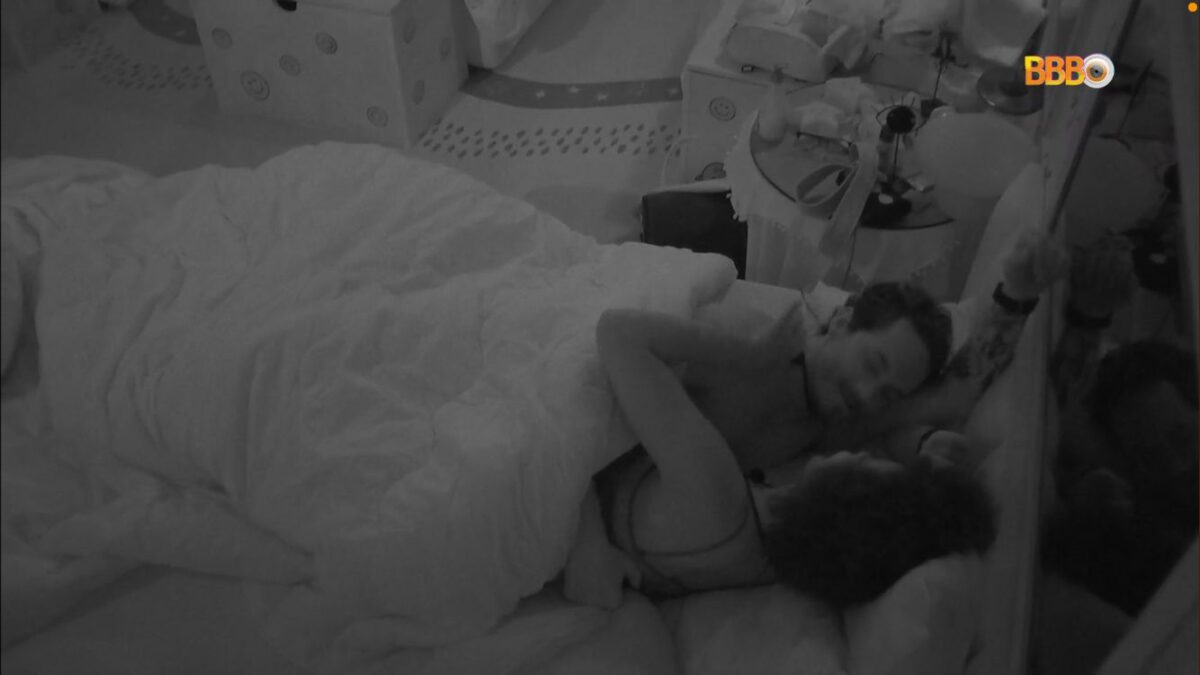 Natália e Eliezer deitados no quarto lollipop