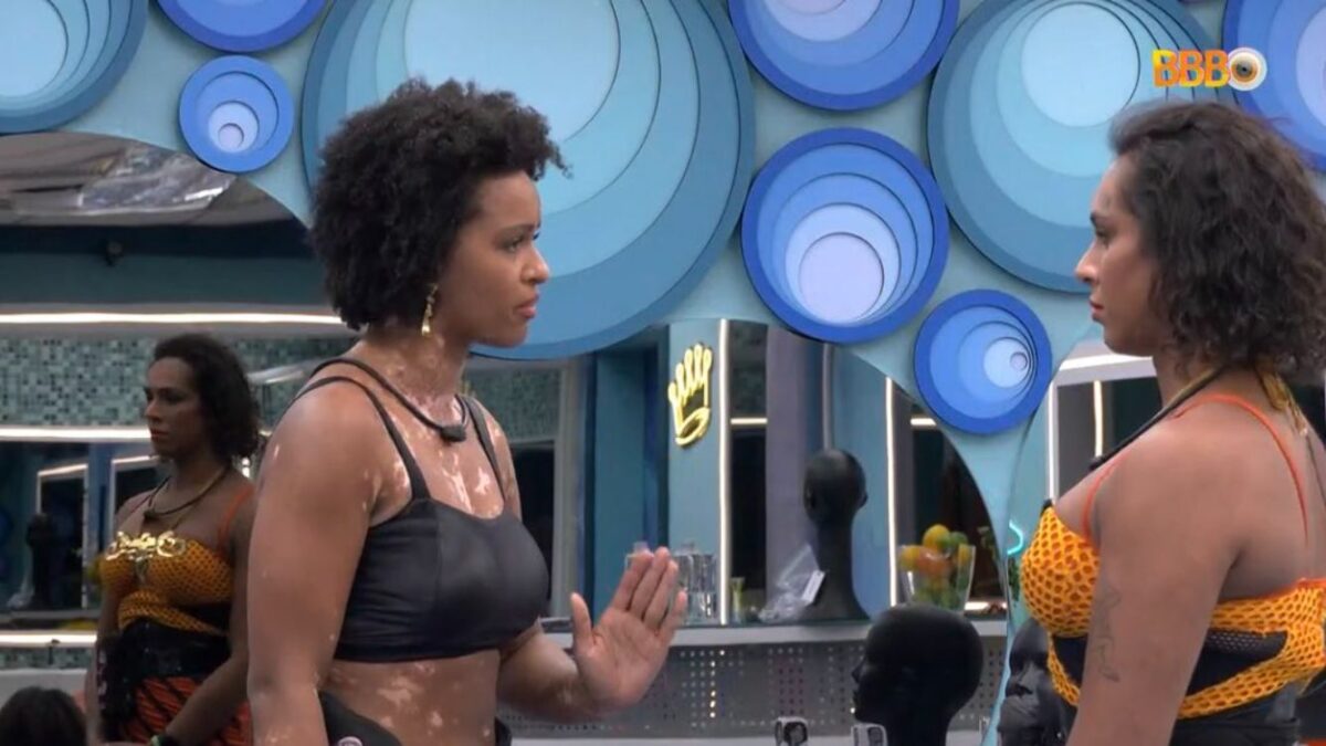 Natalia em pé no quarto do líder de frente para Linn.