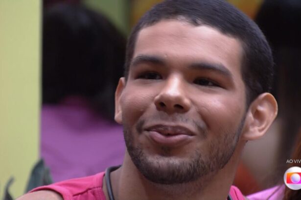 Vinicius sentado no sofá do BBB 22, poucas horas antes da eliminação