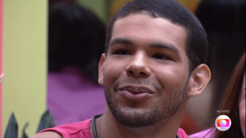 Vinicius sentado no sofá do BBB 22, poucas horas antes da eliminação