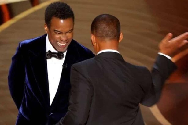 Will Smith dando um tapa na cara de Chris Rock durante a cerimônia do Oscar