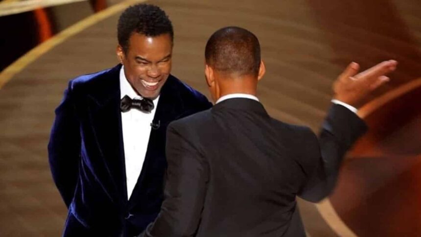 Will Smith dando um tapa na cara de Chris Rock durante a cerimônia do Oscar