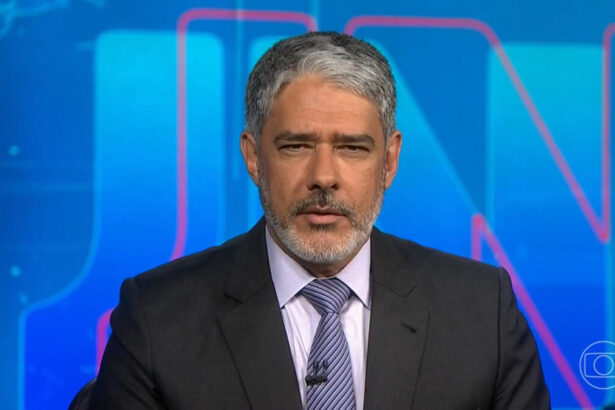 William Bonner sentando na bancada do Jornal Nacional - edição de 22 de março de 2022