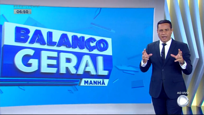 Willian Leite no estúdio do Balanço Geral Manhã, em frente ao telão