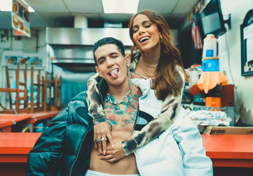 Anitta e Lenny Tavárez abraçados e sorrindo