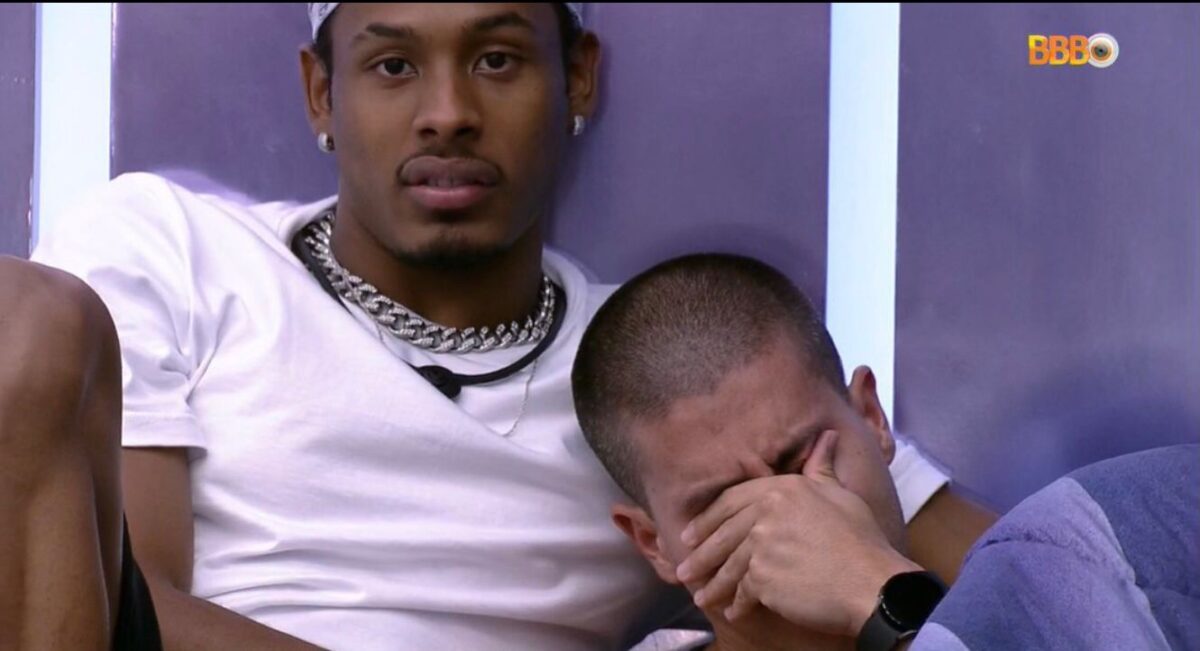 Paulo André ao lado de Arthur que chora com a mão no rosto.