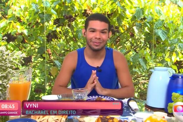 Vinicius sentado na mesa de café da manhã do Mais Você.