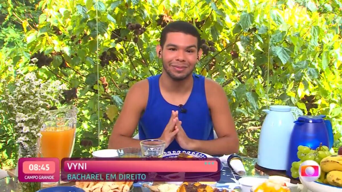 Vinicius sentado na mesa de café da manhã do Mais Você.