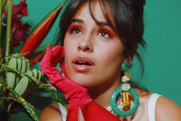 Camila Cabello na capa de Família, novo álbum da cantora