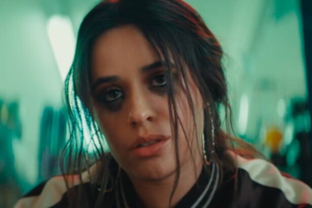 Camila Cabello m cena do clipe de Bam Bam