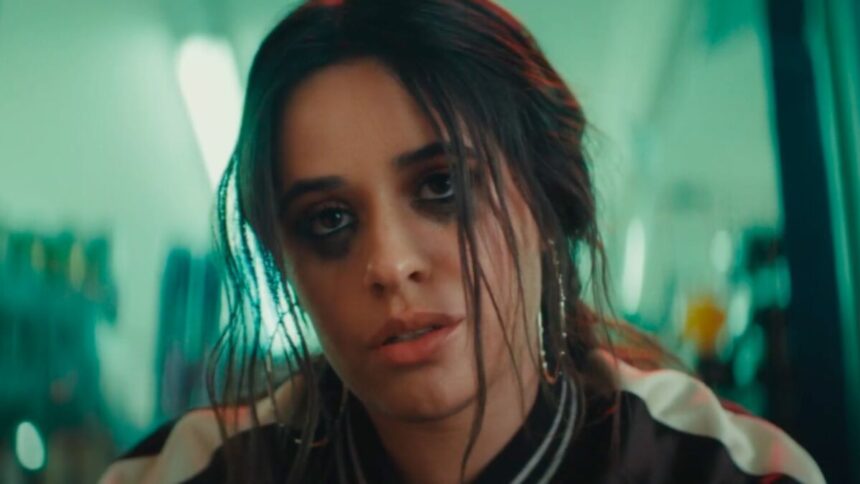 Camila Cabello m cena do clipe de Bam Bam