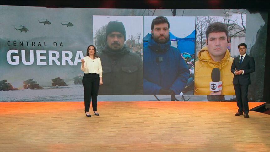 Cecília Flash e Tiago Eltz no centro do cenário da Central da Guerra, no telão os correspondentes internacionais da GloboNews