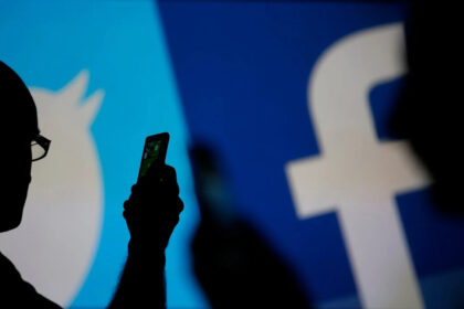 Logos de Twitter e Facebook, com um celular na frente