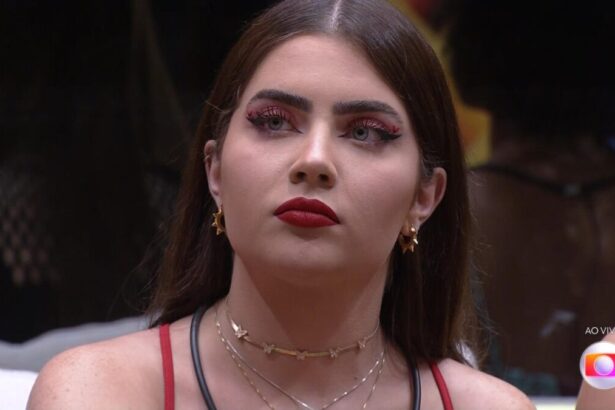 Jade ouve o recado de Tadeu Schimidt antes da eliminação no BBB 22