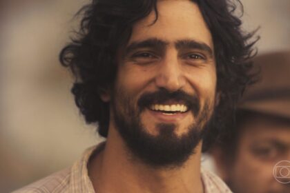 Renato Góes como José Leôncio, sorrindo em cena da estreia de Pantanal
