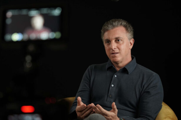 Luciano Huck de camisa preta de frente para uma câmera