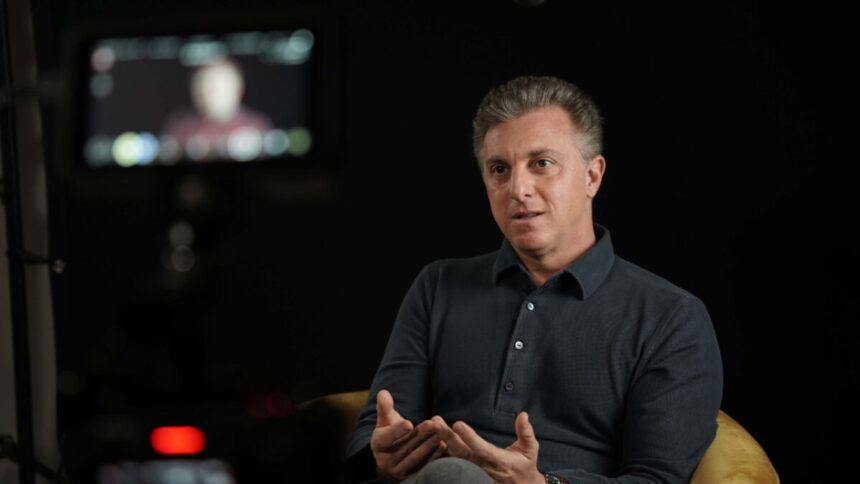 Luciano Huck de camisa preta de frente para uma câmera