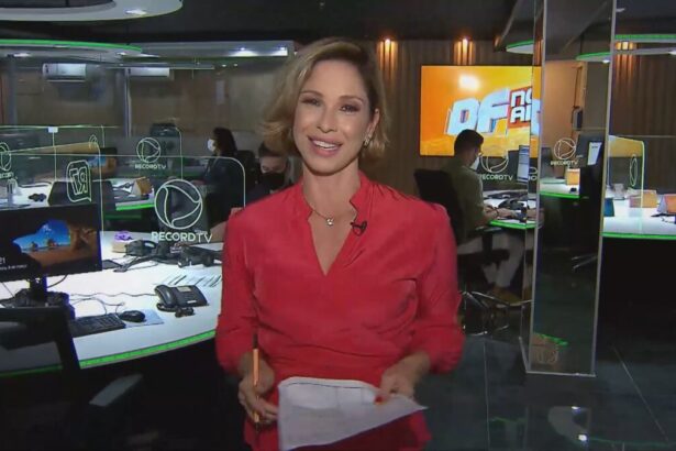 Neila Medeiros caminho no meio da redação da Record TV Brasília