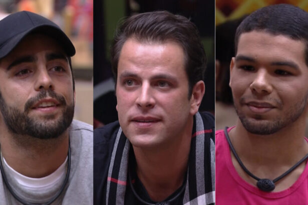 Pedro Scooby, Gustavo e Vinicius sentados no sofá da sala pedem votos para escaparem do oitavo Paredão do BBB 22