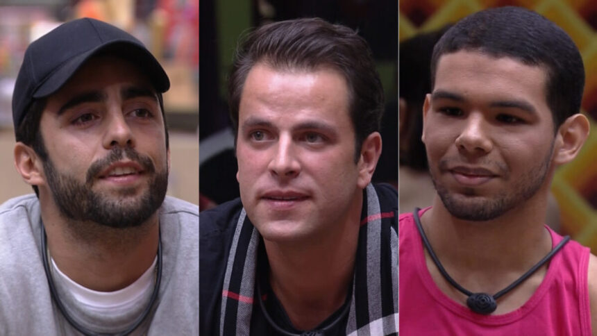 Pedro Scooby, Gustavo e Vinicius sentados no sofá da sala pedem votos para escaparem do oitavo Paredão do BBB 22