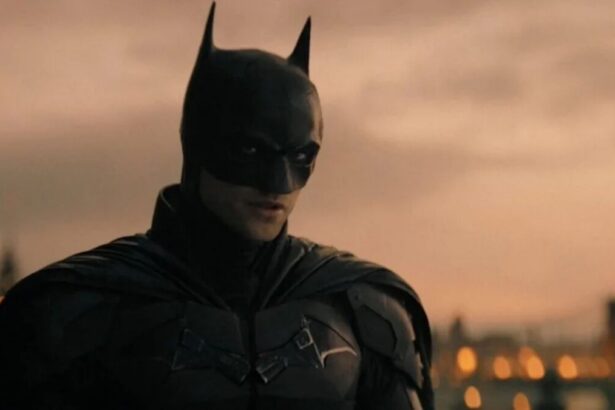 Robert Pattinson em cena como Batman