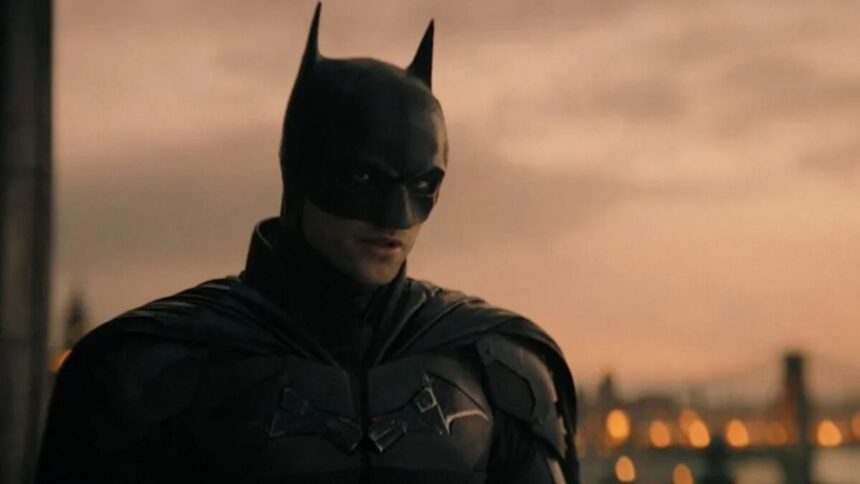 Robert Pattinson em cena como Batman