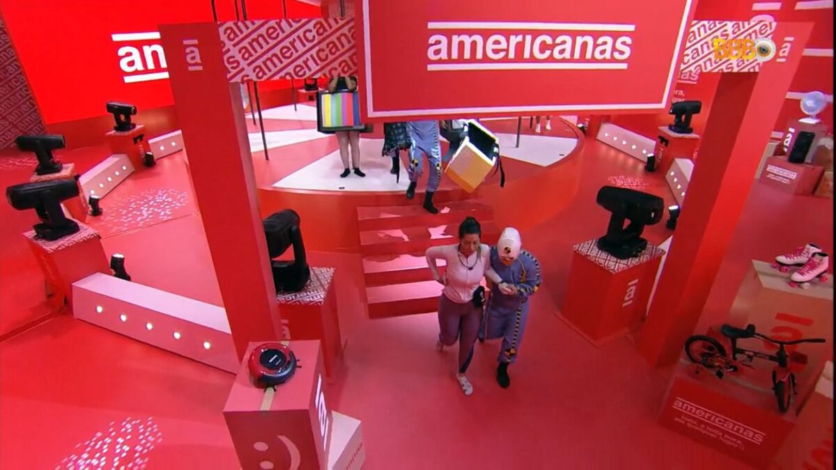 Laís deixando o local de prova sendo amparada.