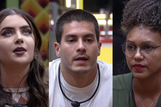 Jade Picon, Arthur Aguiar e Jessilane sentado no sofá da sala pedindo votos para ficarem no BBB 22 após a formação do sétimo Paredão