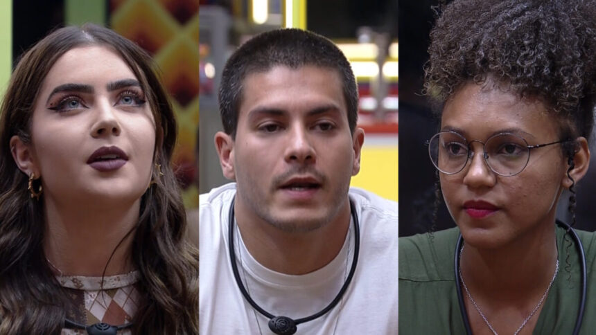 Jade Picon, Arthur Aguiar e Jessilane sentado no sofá da sala pedindo votos para ficarem no BBB 22 após a formação do sétimo Paredão