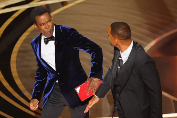 Chris Rock com o rosto torto após levar um tapa de Will Smith no OScar 2022