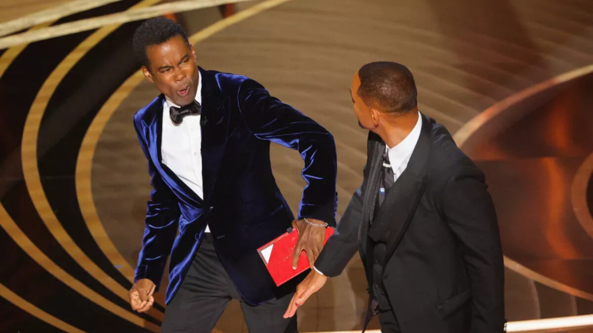 Chris Rock com o rosto torto após levar um tapa de Will Smith no OScar 2022